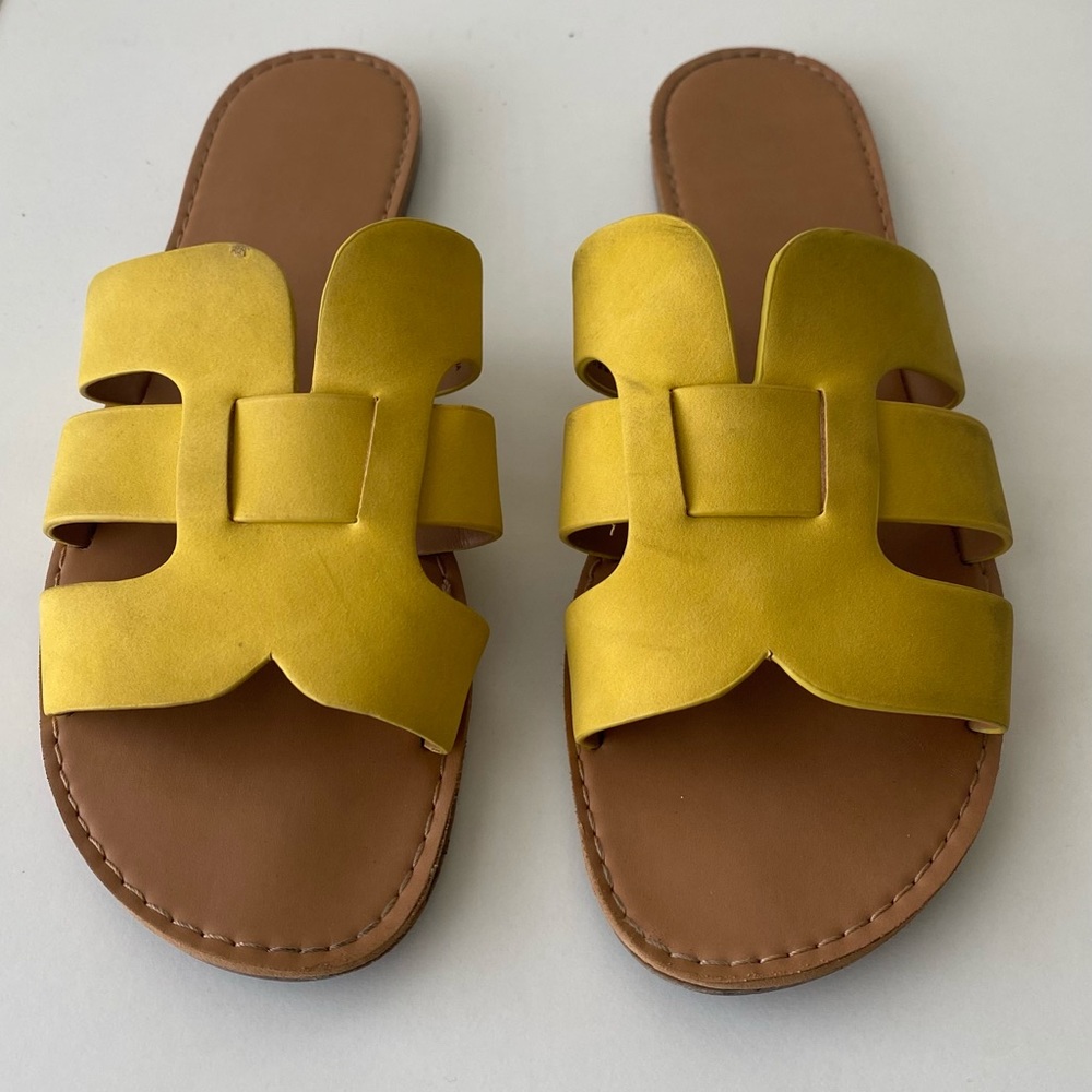 Women’s Yellow Sandals Size 8 1/2 (FREE SHIPPING)